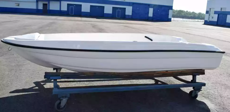 Стеклопластиковая лодка Пингвин (тримаран) в Владивостоке