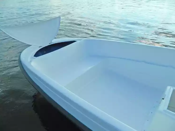 Стеклопластиковая лодка Пингвин с консолью (тримаран) в Владивостоке