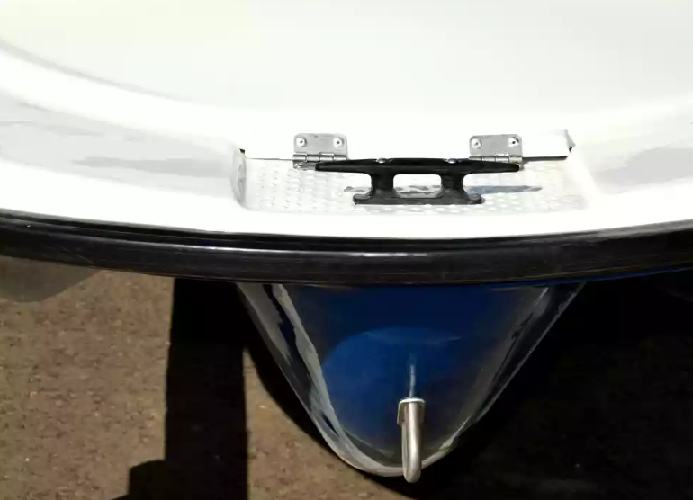 Стеклопластиковая лодка Пингвин с консолью (тримаран) в Владивостоке