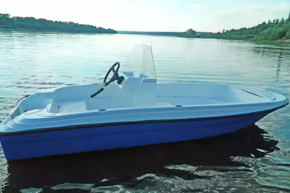 Стеклопластиковая лодка Пингвин с консолью (тримаран) в Владивостоке