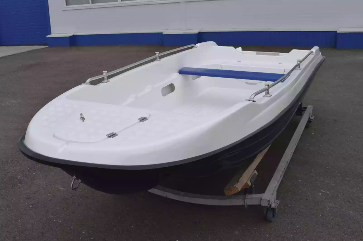 Стеклопластиковая лодка Пингвин New (тримаран) в Владивостоке