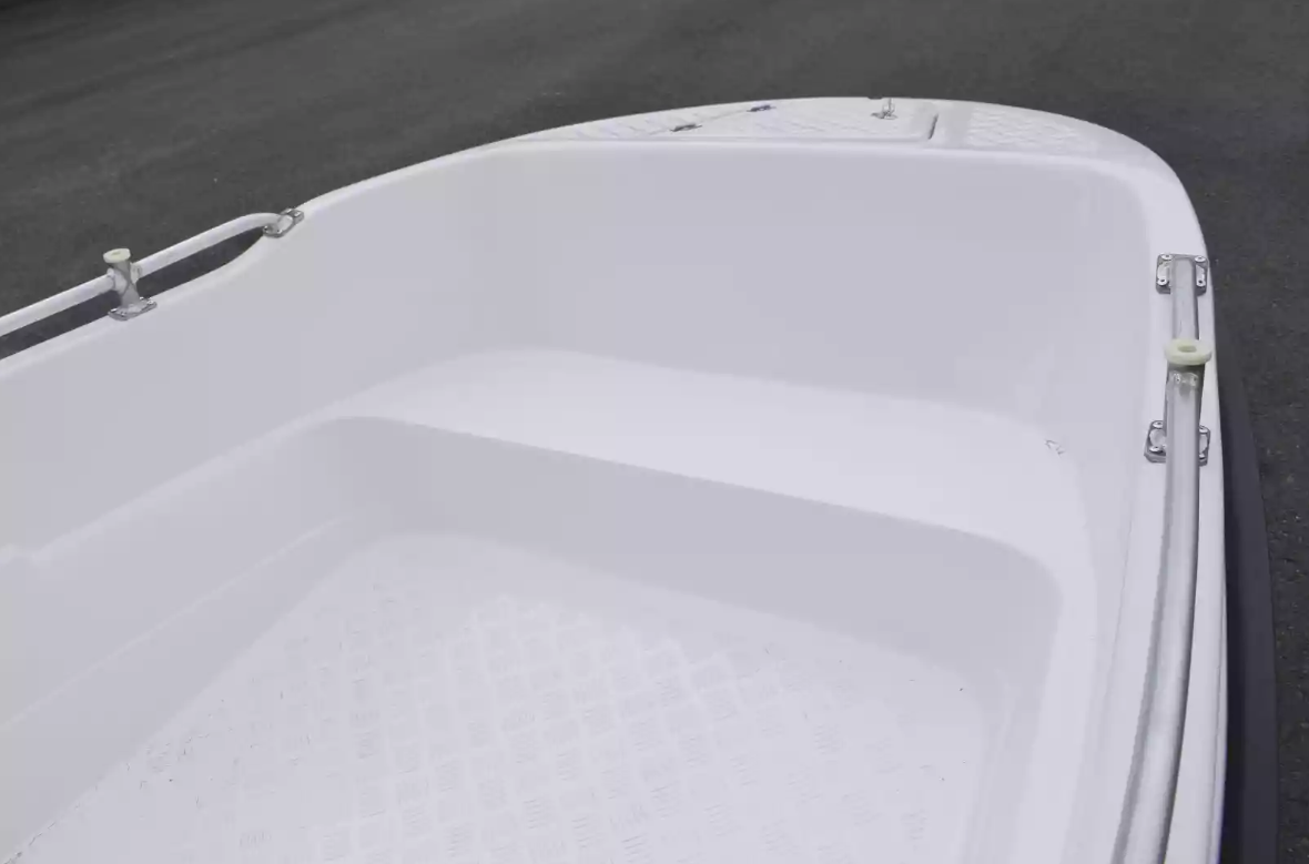 Стеклопластиковая лодка Пингвин New (тримаран) в Владивостоке