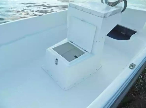 Стеклопластиковая лодка Пингвин с консолью (тримаран) в Владивостоке