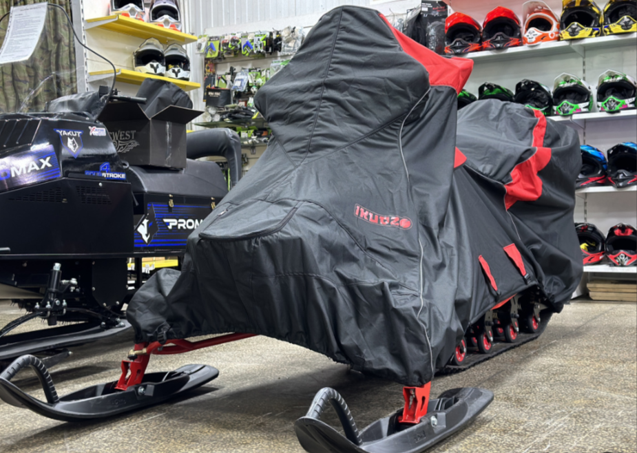 Чехол транспорт. снегохода IKUDZO HUNTER черно-красный Оксфорд ПРЕМИУМ качества с лого IKUDZO в Владивостоке