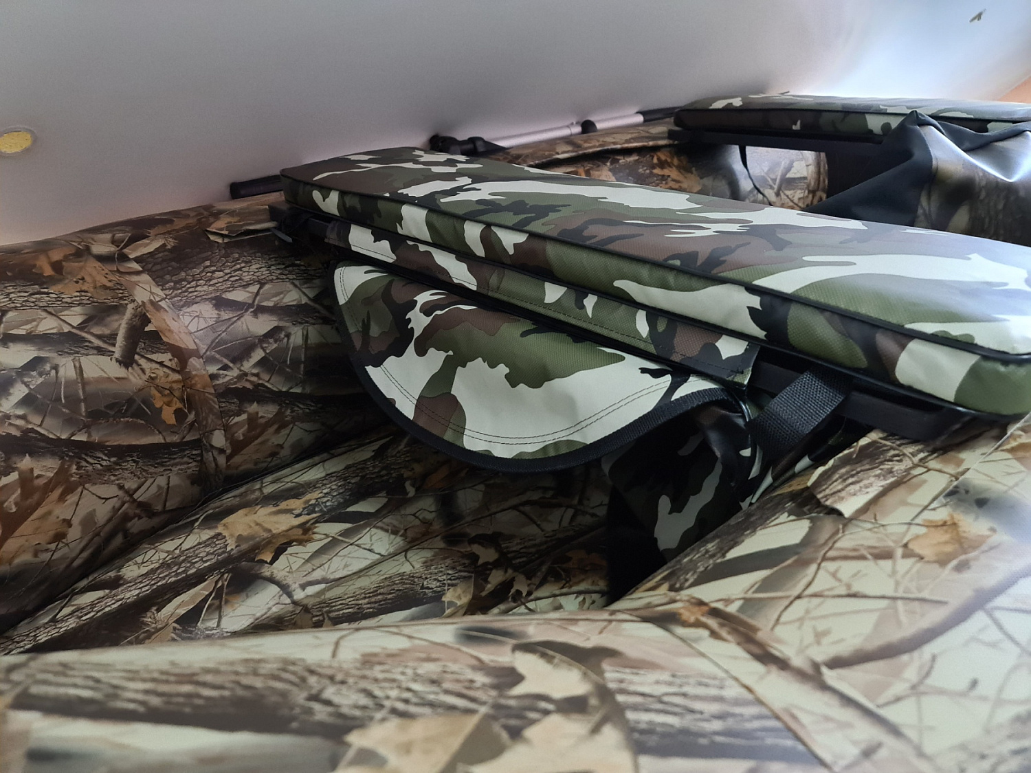 КОМПЛЕКТ МЯГКИХ НАКЛАДОК С СУМКОЙ ДЛЯ ЛОДОК 105Х20 КАМУФЛЯЖ в Владивостоке